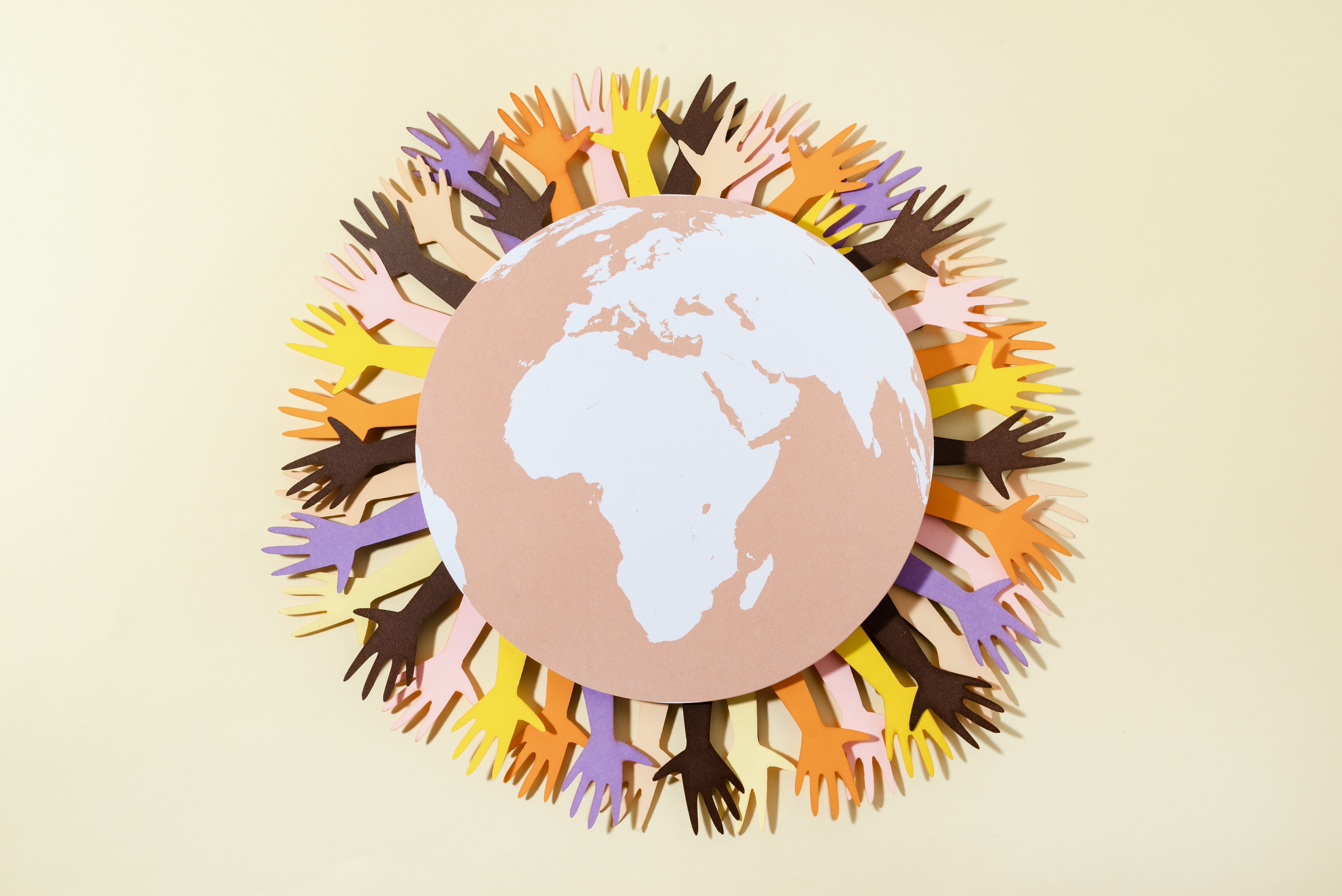 Mains tenant un globe solidaire