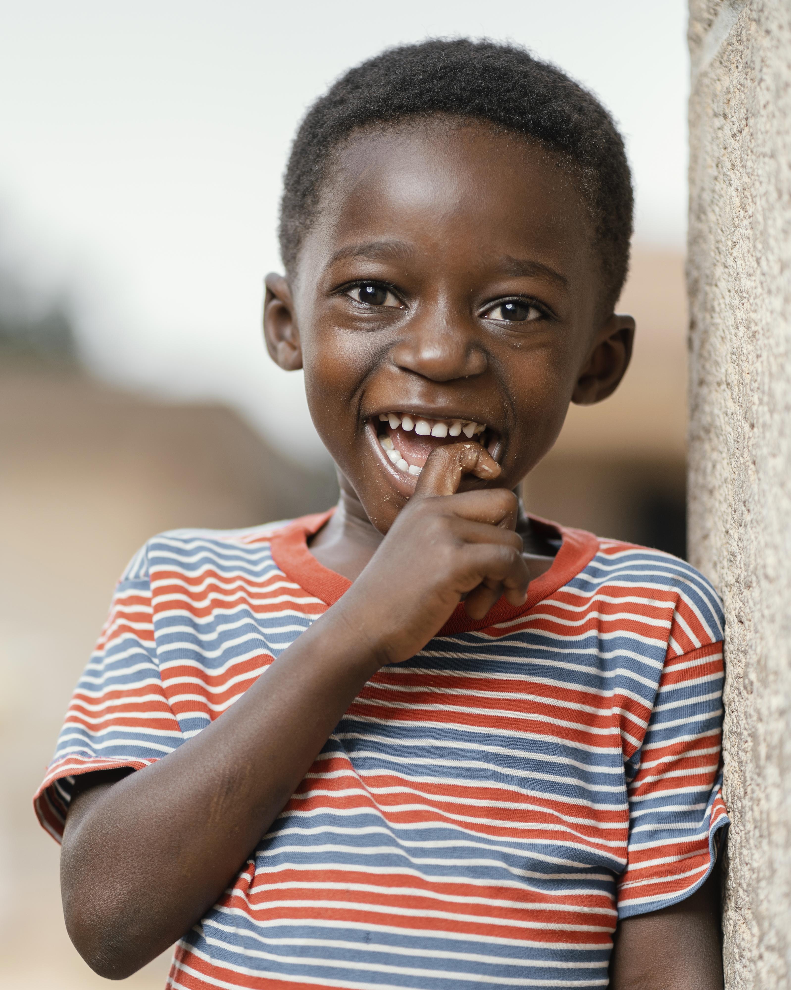 Enfant souriant accompagne par VMS